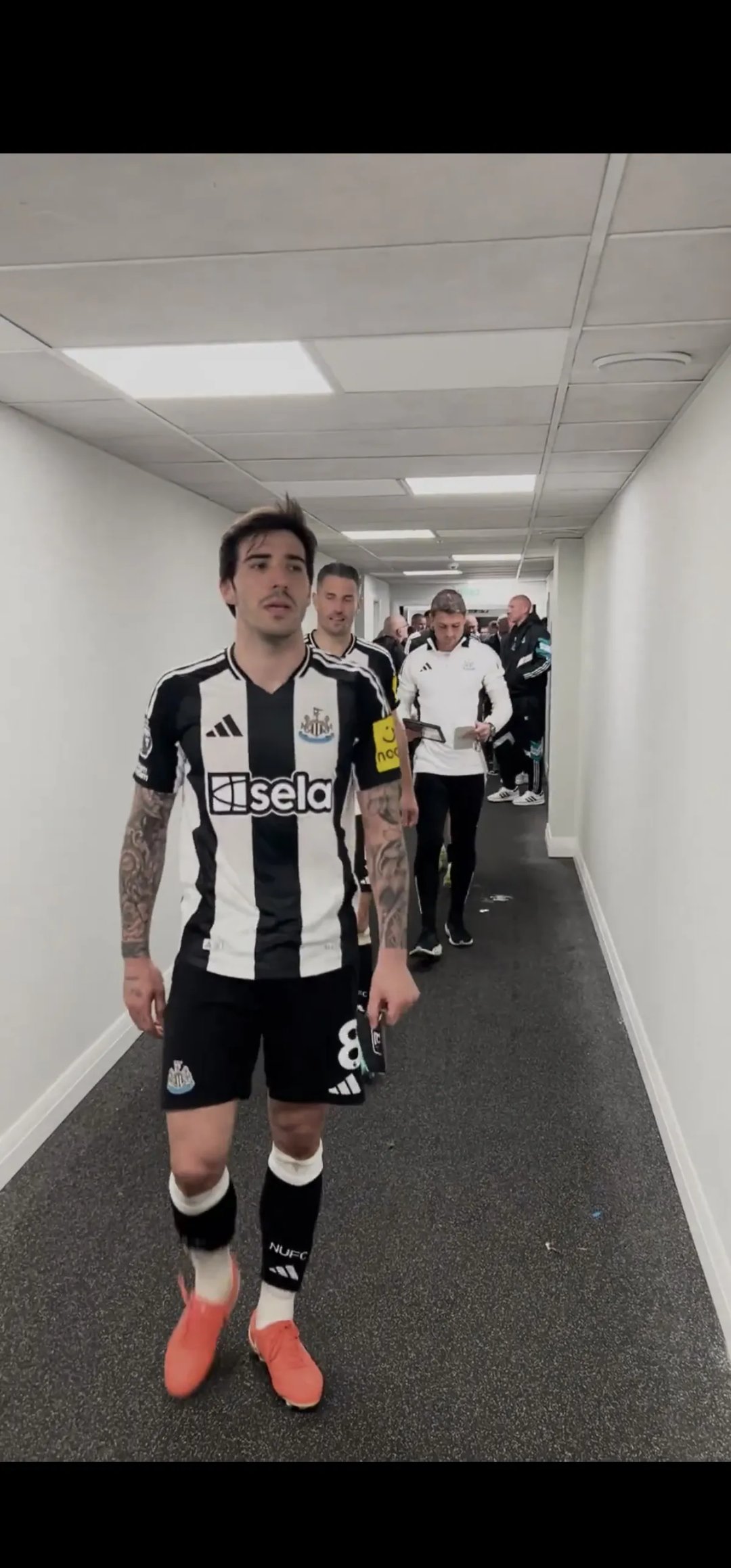 包含纽卡斯尔集结日迎来里程碑，志在欧联名次提升，赛场秩序良好，身体对抗强度拉满的词条-九游体育